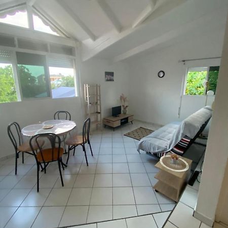 Appartements: Plage & Commerces A 200M Sainte-Anne  Exterior photo