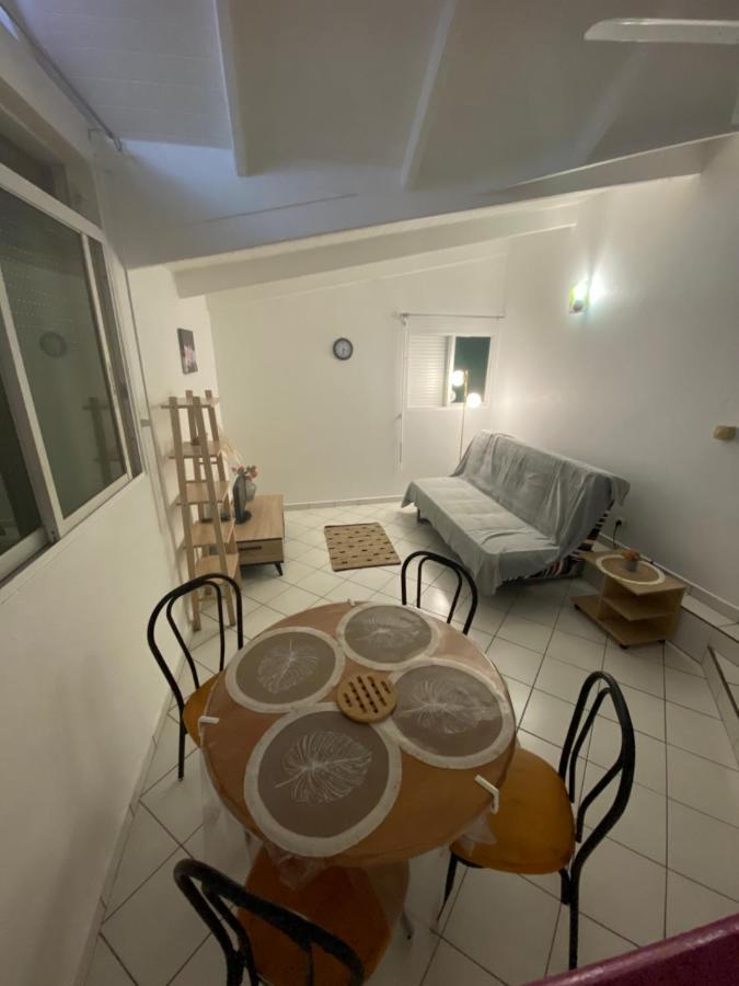 Appartements: Plage & Commerces A 200M Sainte-Anne  Exterior photo