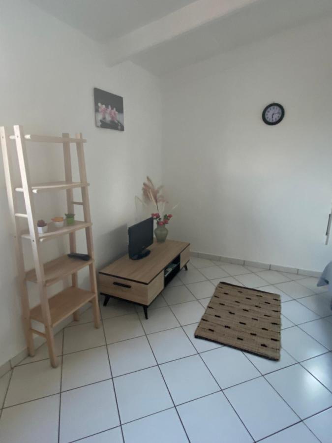 Appartements: Plage & Commerces A 200M Sainte-Anne  Exterior photo