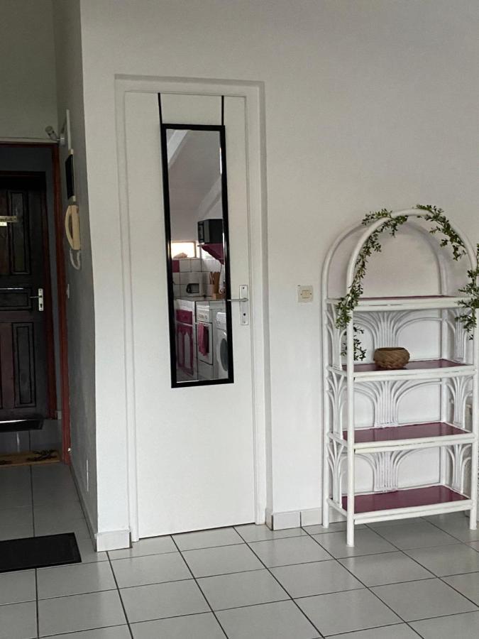Appartements: Plage & Commerces A 200M Sainte-Anne  Exterior photo