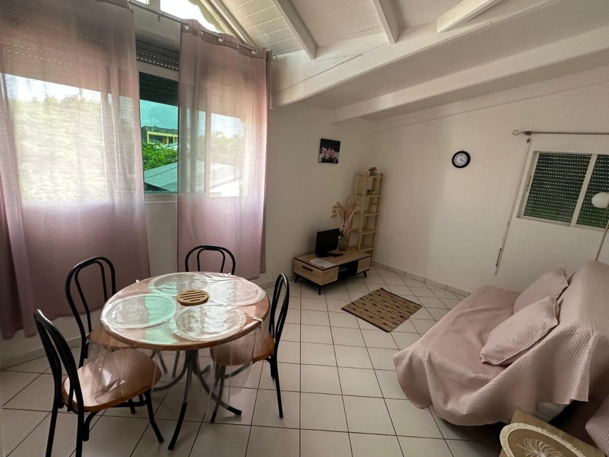 Appartements: Plage & Commerces A 200M Sainte-Anne  Exterior photo
