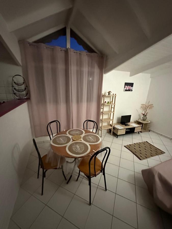 Appartements: Plage & Commerces A 200M Sainte-Anne  Exterior photo